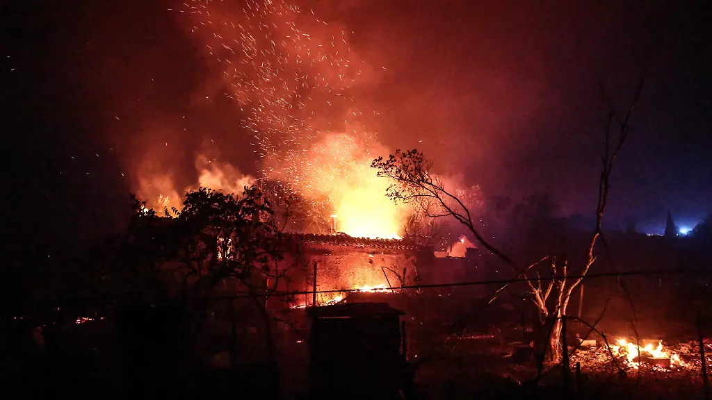 1100 Feuerwehrleute im Einsatz: Waldbrand bei Marseille breitet sich rasant aus
