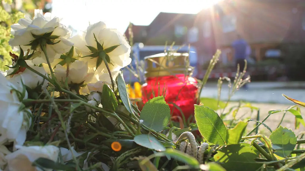 In-der-Naehe-des-Tatorts-wurden-Blumen-und-Kerzen-niedergelegt