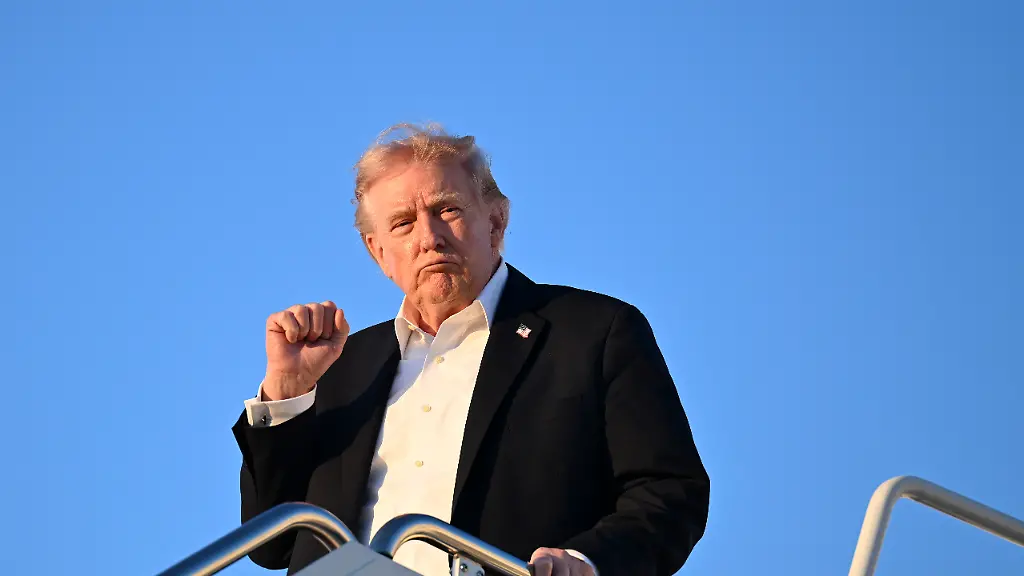 Nach Berichten zum Präsidentenflugzeug – Trump zerrt Journalisten vor Gericht