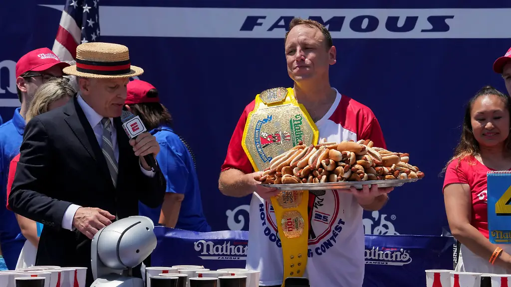 Wettess-Ikone Joey Chestnut trotzt dem Hitze-Hammer bei Hotdog-Wettbewerb