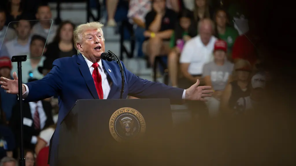 July-22-2026-Marietta-Georgia-USA-President-DONALD-TRUMP-greets-crowd-at-a-rally-at-Wheeler-High-School-north-of-Atlanta