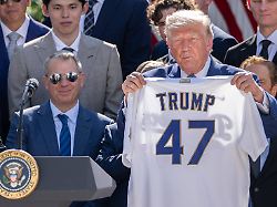 Nach tödlichen ICE-Razzien: Fans wütend über Meister-Besuch bei Trump