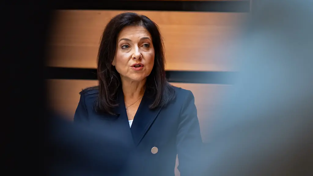 Katherina-Reiche-CDU-Bundesministerin-fuer-Wirtschaft-und-Energie-nimmt-an-der-Unterzeichnung-eines-Liefervertrags-fuer-kanadisches-LNG-in-der-Botschaft-von-Kanada-teil