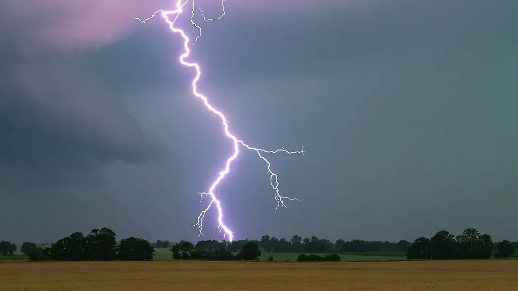 Möglicher Blitzschlag: Gefährlich oder nicht: Darf man bei Gewitter duschen?