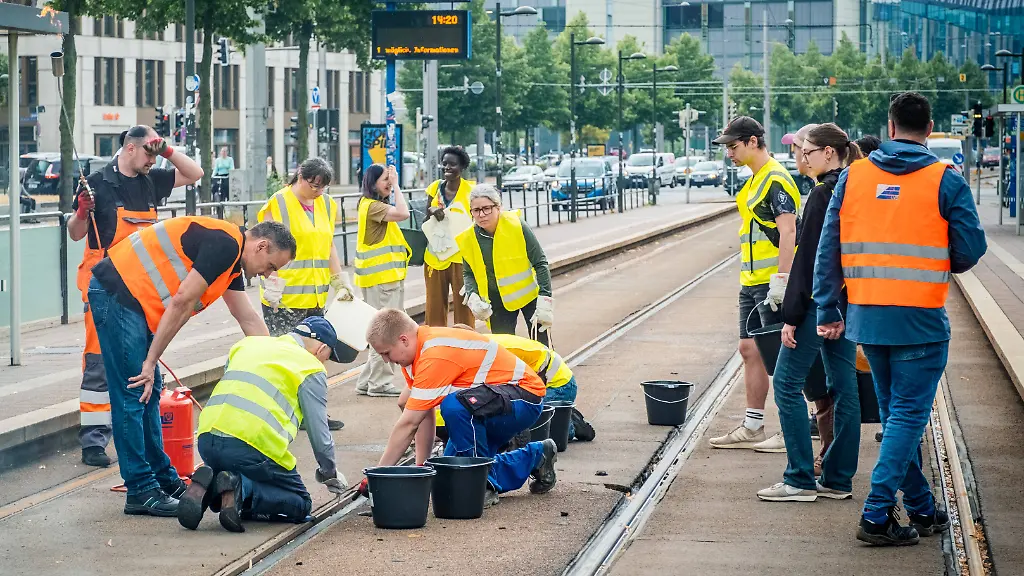 Bürger kratzen Schienen frei: Die meisten Leipziger Straßenbahnen fahren wieder