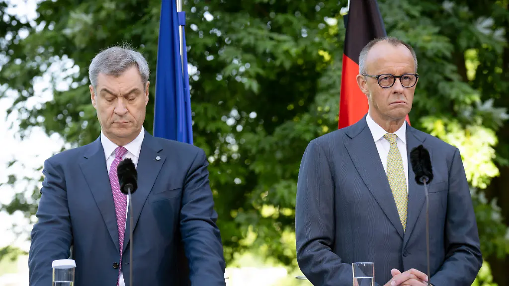 Markus-S-der-und-Friedrich-Merz-bei-der-Pressekonferenz-press-conference-zu-den-Ergebnissen-des-Koalitionsausschusses-im-Garten-des-Bundeskanzleramts-Berlin-02-07