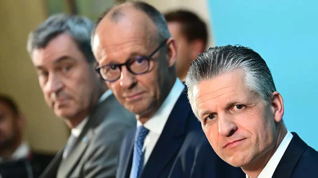 Markus-Soeder-l-r-CSU-Ministerpraesident-von-Bayern-Bundeskanzler-Friedrich-Merz-CDU-und-Thorsten-Frei-CDU-neuer-Vorsitzender-der-CDU-CSU-Fraktion-im-Bundestag-geben-eine-Pressekonferenz-nach-einer-Sondersitzung-der-CDU-CSU-Bundestagsfraktion-zur-Wahl-des-Fraktionsvorsitzenden