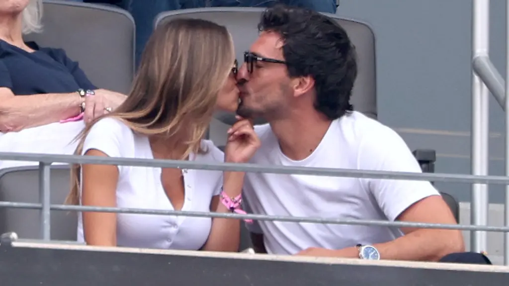 Da wird das Spiel zur Nebensache: Mats Hummels knutscht Nicola Cavanis