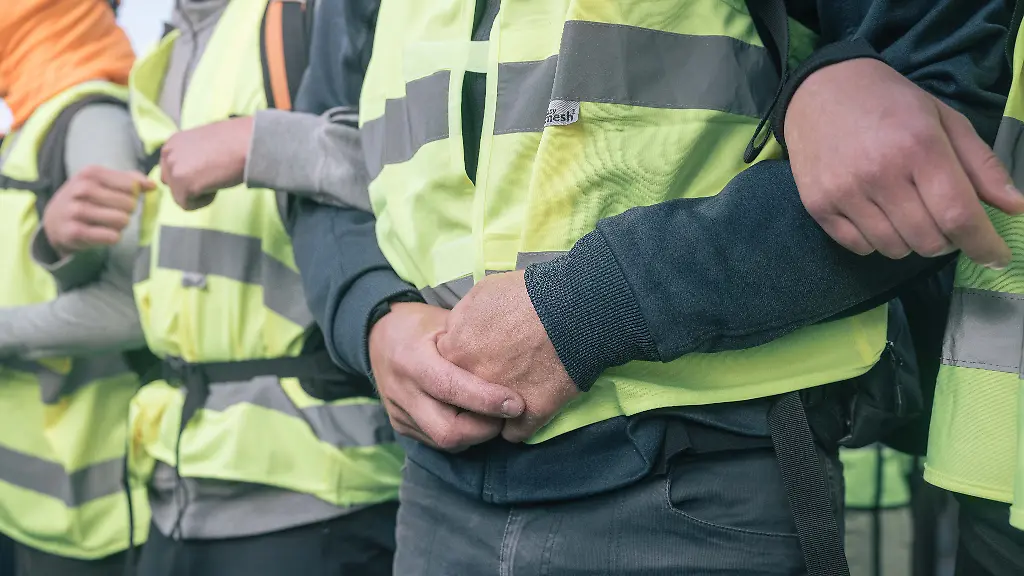 Mehrere-tausend-Menschen-beteiligten-sich-in-Erfurt-an-den-Blockadeaktionen-des-Buendnisses-Widersetzen-gegen-den-AfD-Bundesparteitag-Bereits-in-den-fruehen-Morgenstunden-waren-zahlreiche-Zufahrtswege-zum-Messegelaende-blockiert-Nur-unter-massivem-Polizeischutz-gelangten-die-Delegierten-zum-Parteitagsgelaende-Trotz-der-Behinderungen-erreichten-sie-die-Halle-rechtzeitig-sodass-die-Veranstaltung-puenktlich-um-10-Uhr-beginnen-konnte-Vereinzelt-kam-es-zu-kleineren-Auseinandersetzungen-zwischen-Aktivist-innen-und-Einsatzkraeften-Die-Polizei-spricht-von-rund-31-000-Teilnehmenden
