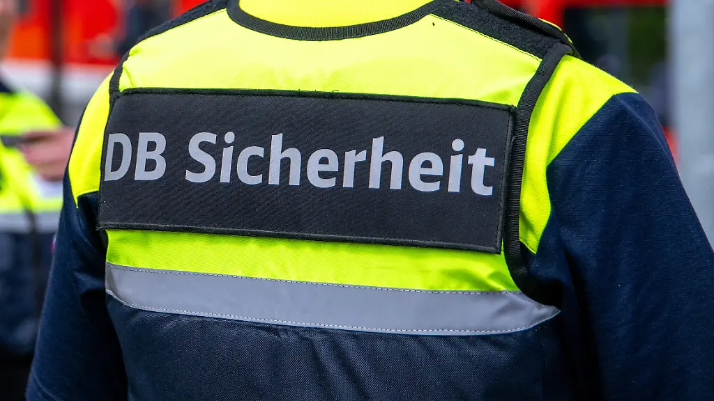 Sturz aus rasendem Zug folgte: Bahnmitarbeiter angegriffen? Keine U-Haft für Fahrgast