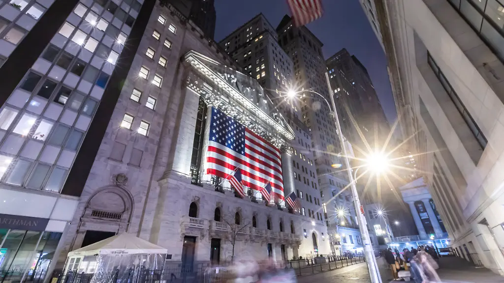 New-York-Stock-Exchange-NYSE-Building-In-The-Night-Night-view-of-the-illuminated-exterior-of-New-York-Stock-Exchange-with-a-big-American-flag-from-the-front-facade-NYSE-building-has-the-style-of-classical-architecture-of-Greece-with-columns-the-inscription-New-York-Stock-Exchange-and-US-flags-hanging-The-financial-organization-at-Wall-Street-is-a-symbol-for-the-global-and-American-Economy-as-one-of-the-most-powerful-financial-institution-located-in-Wall-Street-at-lower-Manhattan-in-New-York-City-United-States-of-America-The-US-stock-market-is-reacting-with-heavy-losses-after-president-Trump-tariffs-announcement-on-April-2025-November-2024-in-NYC-USA-New-York-City-Netherlands-PUBLICATIONxNOTxINxFRA-Copyright-xNicolasxEconomoux-originalFilename-economou-notitle241110-npuxL