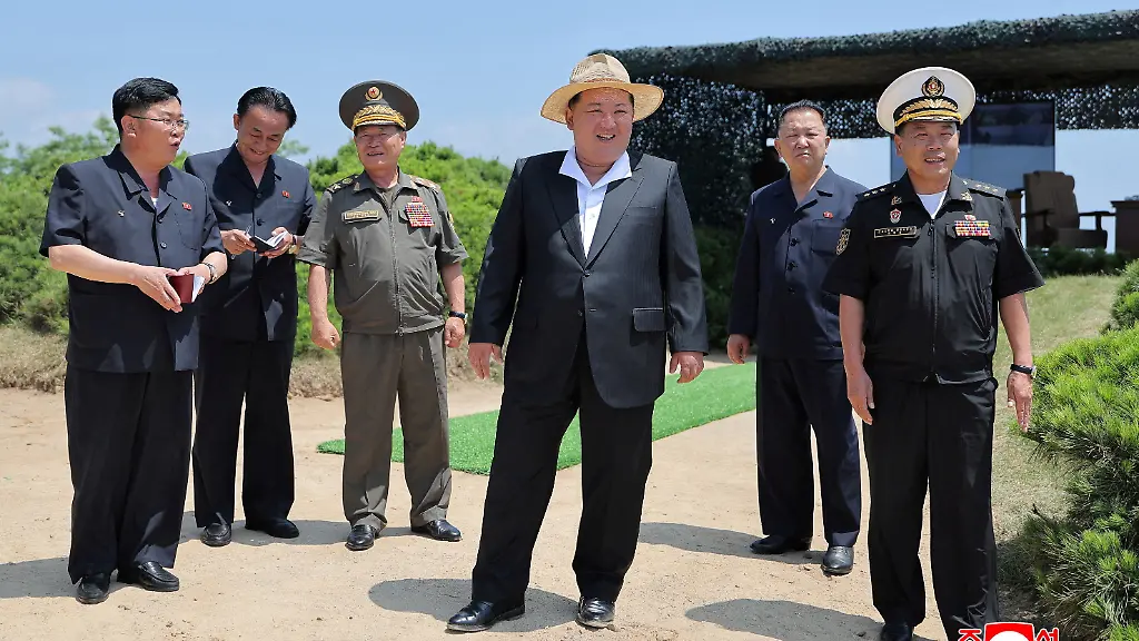 Wille zu „absoluter Macht“: Nordkoreas Machthaber Kim beaufsichtigt Waffentests auf Marinezerstörer