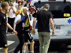 Kontrolle Grund für Sturz?: Rad-Stars wettern über „Schande“ bei der Tour