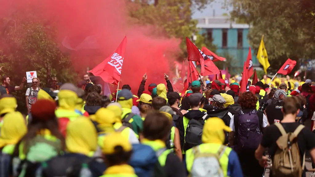 „Mit Flaschen angegriffen“: Reporterteam bei Protesten gegen AfD-Parteitag attackiert