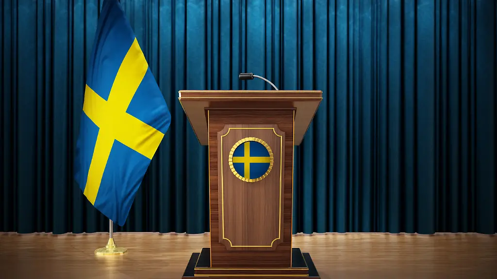 Press-conference-with-flags-of-Sweden-and-lectern-against-the-blue-curtain-3D-illustration-Press-conference-with-flags-of-Sweden-and-lectern-against-the-blue-curtain-3D-illustration-Press-conference-with-flags-of-Sweden-and-lectern-against-the-blue-curtain-3D-illustration-20-04-2022-Copyright-xDestinax-Panthermedia31340317