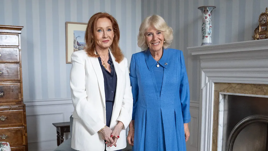 „Königin der Transphoben“: Königin Camilla zieht mit Rowling-Treffen Zorn auf sich
