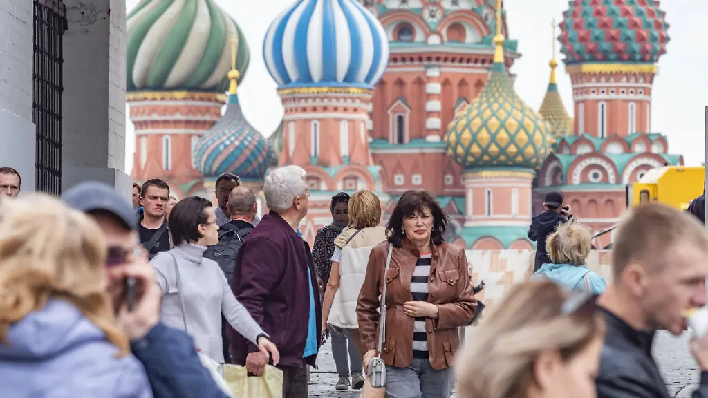 Russia-Moscow-Tourists-from-China-who-arrived-on-a-visa-free-regime-On-August-10-the-first-group-of-tourists-from-China-arrived-in-Russia-under-the-agreement-on-group-visa-free-exchange