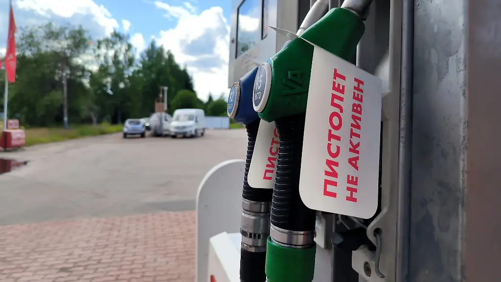 Russian-Federation-Leningrad-region-Priozersky-district-Summer-July-Lukoil-automobile-filling-station