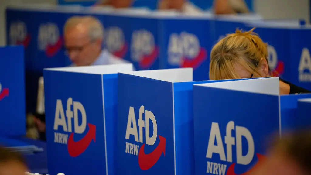 Sichtschutzaufsteller-stehen-beim-Aufstellungsparteitag-der-AfD-auf-den-Tischen-der-Delegierten