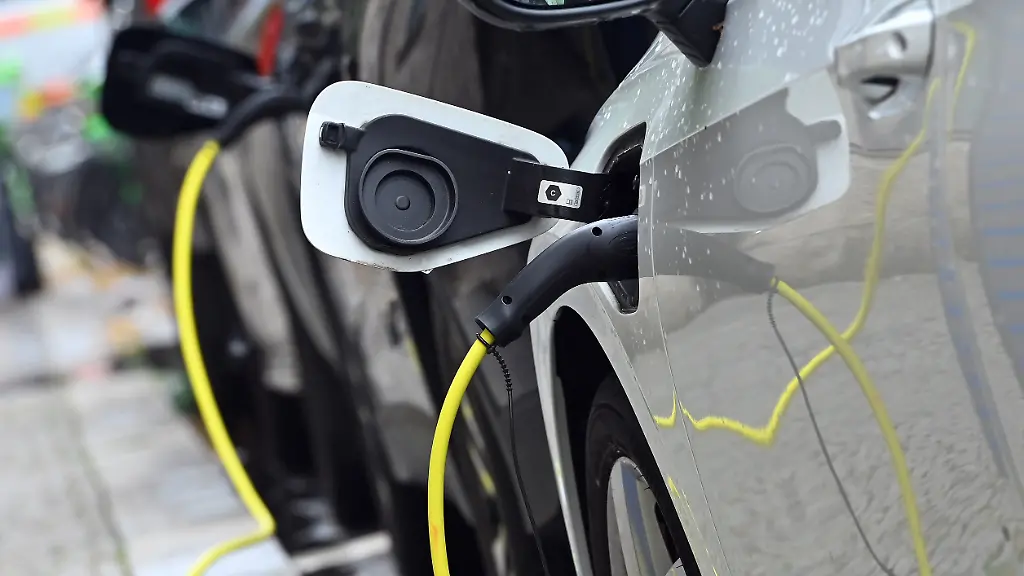 Verkäufe steigen allgemein: Hybride und E-Autos dominieren EU-Neuwagenmarkt immer stärker
