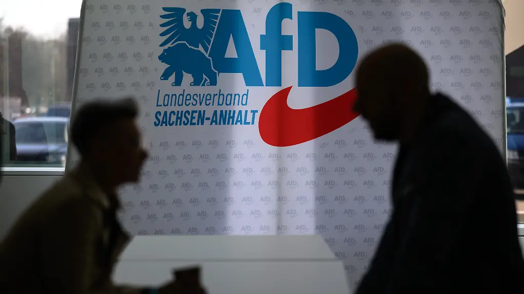 Verbindung zu Neonazigruppe?: AfD-Landtagskandidat soll Ritual mit HJ-Lied abgehalten haben