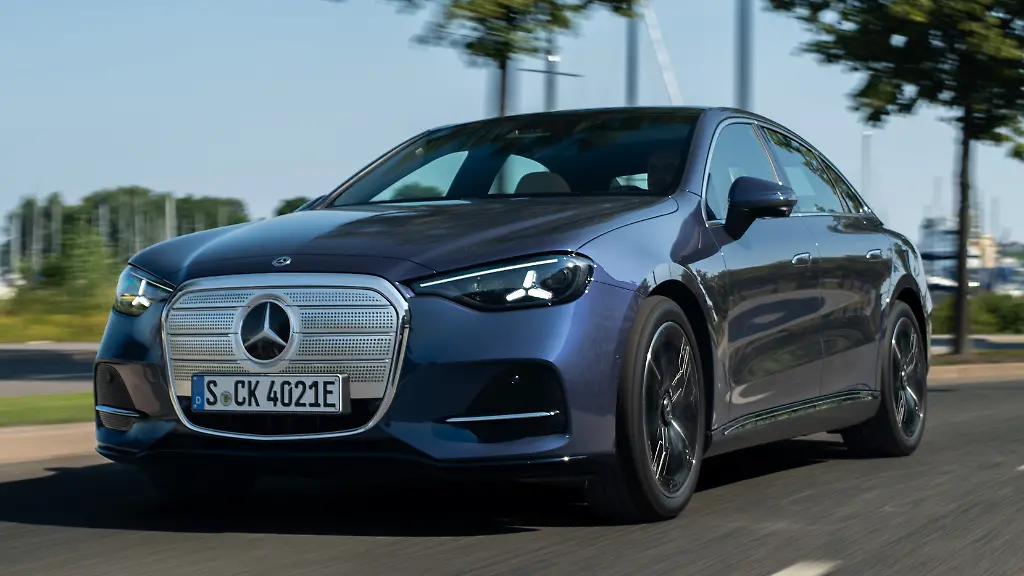Test-Drive-der-neuen-elektrischen-Mercedes-Benz-C-Klasse-Helsinki-2026-Mercedes-Benz-C-400-4MATIC-elektrisch-Energieverbrauch-kombiniert-18-5-14-1-kWh-100-km-CO-Emissionen-kombiniert-0-g-km-CO-Klasse-A-EXTERIOR-Sodalithblau-Metallic-INTERIOR-ARTICO-Ledernachbildung-ivory-beige-Test-Drive-all-new-electric-Mercedes-Benz-C-Class-Helsinki-2026-Mercedes-Benz-C-400-4MATIC-electric-combined-energy-consumption-18-5-14