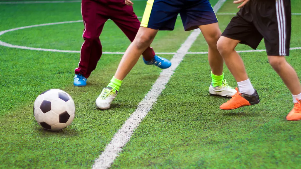 The-footballers-are-competing-in-sports-of-elementary-school