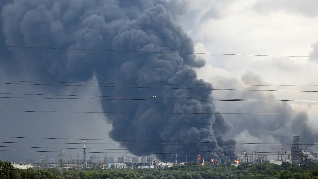 Thick-plumes-of-smoke-with-flames-rise-from-an-oil-refinery-following-a-Ukrainian-drone-attack-in-the-course-of-Russia-Ukraine-conflict-in-Moscow-Russia-June-18-2026-in-this-picture-obtained-from-social-media-SOCIAL-MEDIA-via-REUTERS-THIS-IMAGE-HAS-BEEN-SUPPLIED-BY-A-THIRD-PARTY