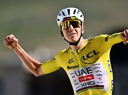Grandioses Finish in Alpe d’Huez: Tadej Pogacar frisst Konkurrenten im Chaos gnadenlos auf