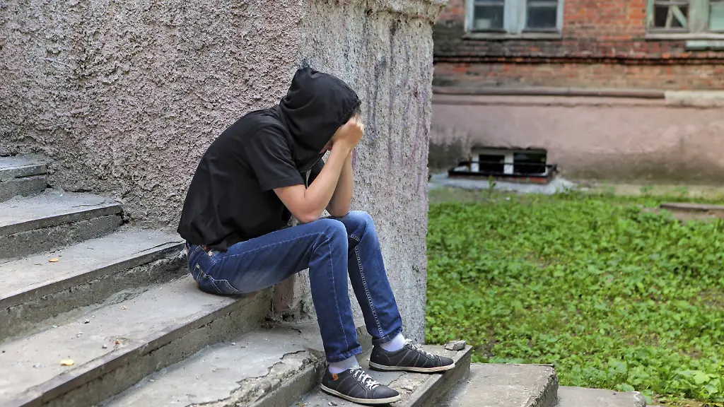 Trauriger-Teenager-auf-den-Treppen-des-alten-Hauses-Sad-Teenager-on-the-landing-steps-of-the-Old-House-Copyright-imageBROKER-AndreyxShadrin-ibxiqx14871932