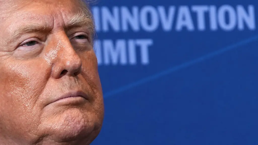 Trump will „keine Frist setzen“: US-Kampfjet setzt Tanker vor iranischem Hafen mit Schüssen außer Gefecht