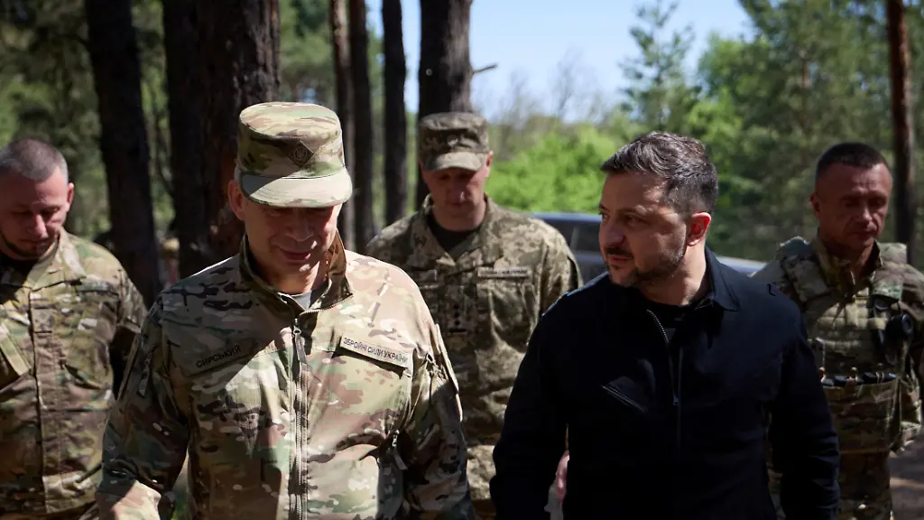 Ukraine-s-President-Volodymyr-Zelenskiy-visits-a-position-of-Ukrainian-troops-in-a-front-line-with-deputy-head-of-his-office-Brigadier-General-Pavlo-Palisa-and-Commander-in-Chief-of-the-Ukrainian-Armed-Forces-General-Oleksandr-Syrskyi-amid-Russia-s-attack-on-Ukraine-in-Dnipropetrovsk-region-Ukraine-in-this-handout-released-May-8-2026-Ukrainian-Presidential-Press-Service-Handout-via-REUTERS-ATTENTION-EDITORS-THIS-IMAGE-HAS-BEEN-SUPPLIED-BY-A-THIRD-PARTY