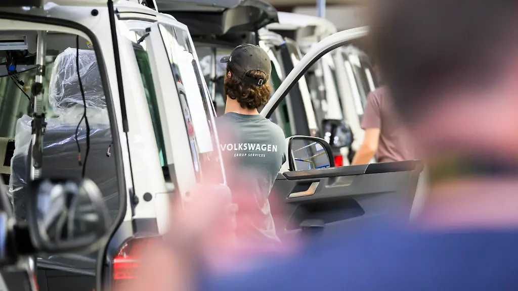 VW-Mitarbeiter-montieren-ein-Reisemobil-Volkswagen-California-in-der-California-Fertigung-in-Hannover-Volkswagen-Nutzfahrzeuge-feiert-Jubilaeum-200-000-Reisemobile-California-wurden-in-Hannover-produziert-Taeglich-verlassen-bis-zu-140-Camper-die-Fertigungshallen