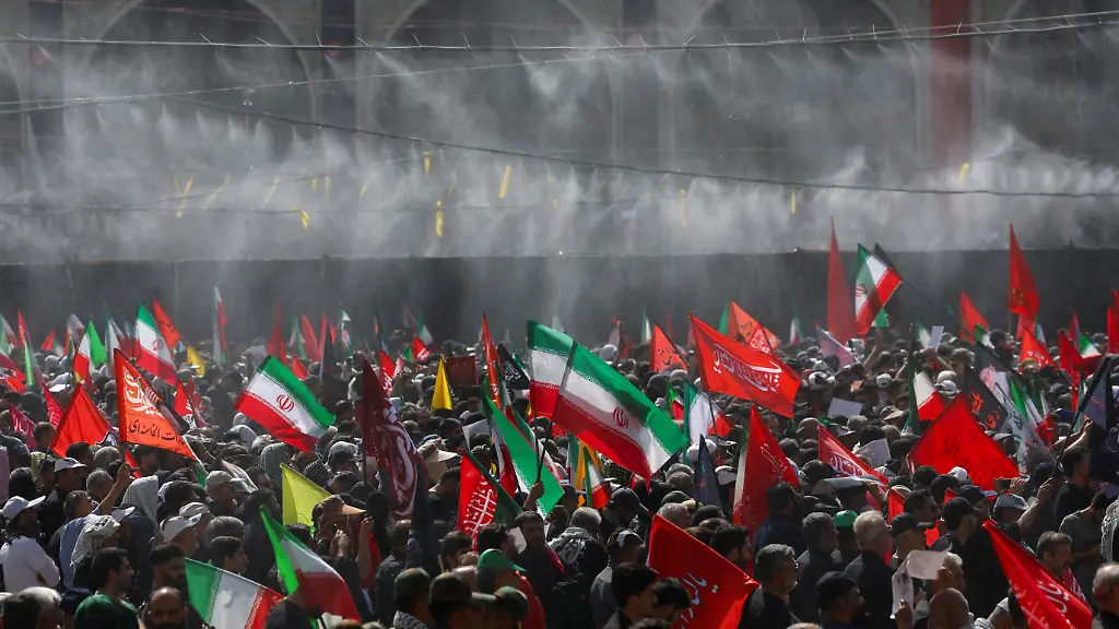 Massenandrang in Teheran: Tausende strömen zur Trauerfeier für Ajatollah Chamenei