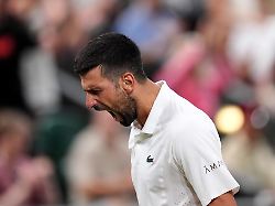 Historie in Wimbledon?: Fünfstündiger Tennis-Thriller bringt Djokovic ins Traum-Halbfinale