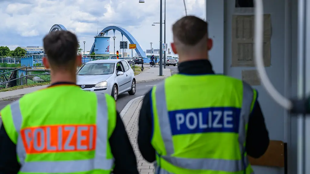 Ceuta zeige „volatile Lage“: Innenminister Dobrindt verlängert Grenzkontrollen