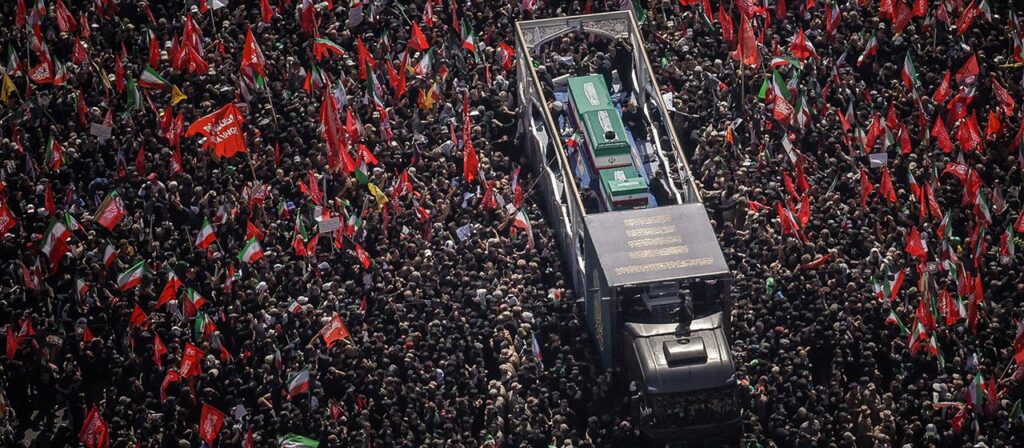 Getöteter Oberster Führer Irans: Trauerzug mit Chameneis Sarg zieht durch Teheran