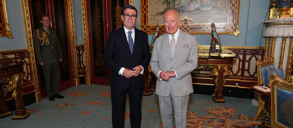 Andy Burnham ist neuer Premierminister in Großbritannien