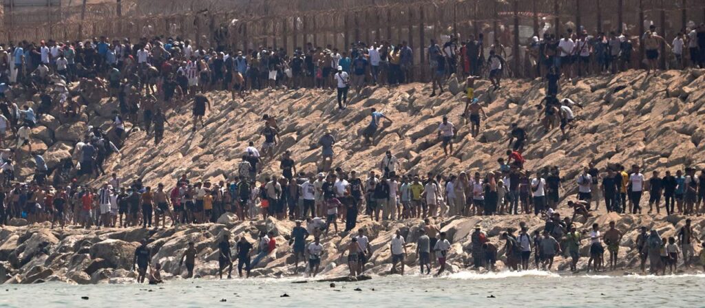 Ankunft zahlreicher Migranten: Spanien entsendet Soldaten in Exklave Ceuta