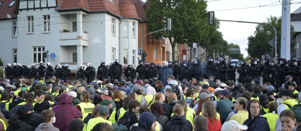 AfD-Parteitag: Demonstranten versammeln sich – mehrere Blockaden