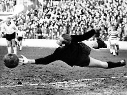 Schrieb DFB-Geschichte: Manfred Manglitz ist tot