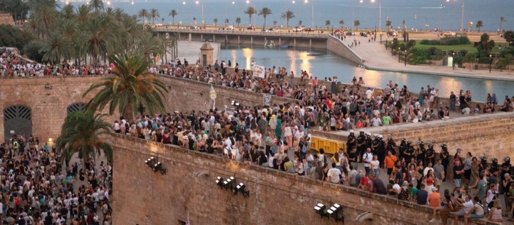 Zehntausende protestieren gegen Massentourismus auf Mallorca