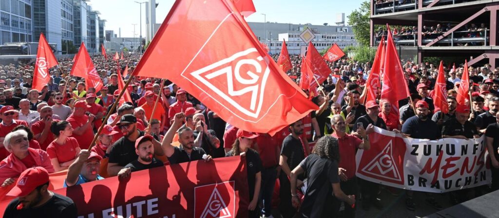 Massenproteste gegen Sparpläne bei Mercedes-Benz