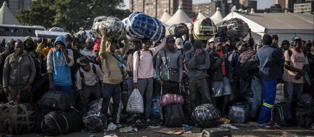 Flucht vor xenophober Gewalt: Zurück aus Südafrika in die Armut