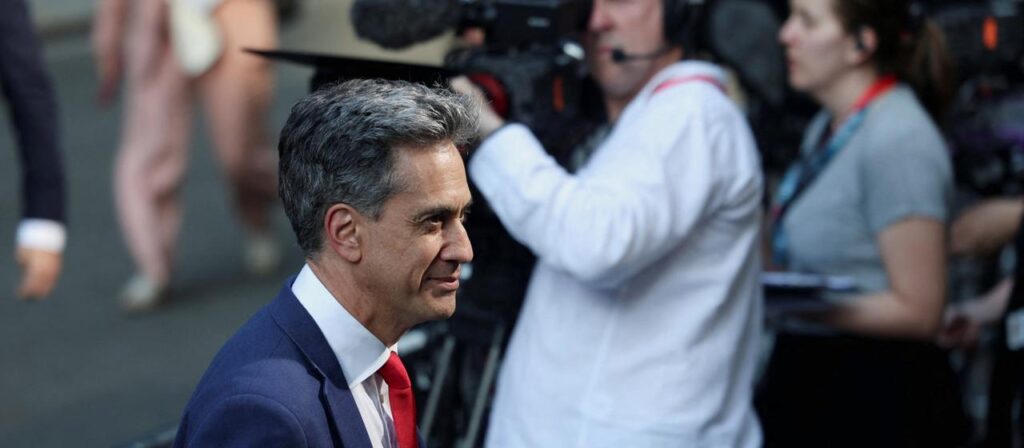 Großbritanniens neuer Premier Burnham bildet Kabinett um
