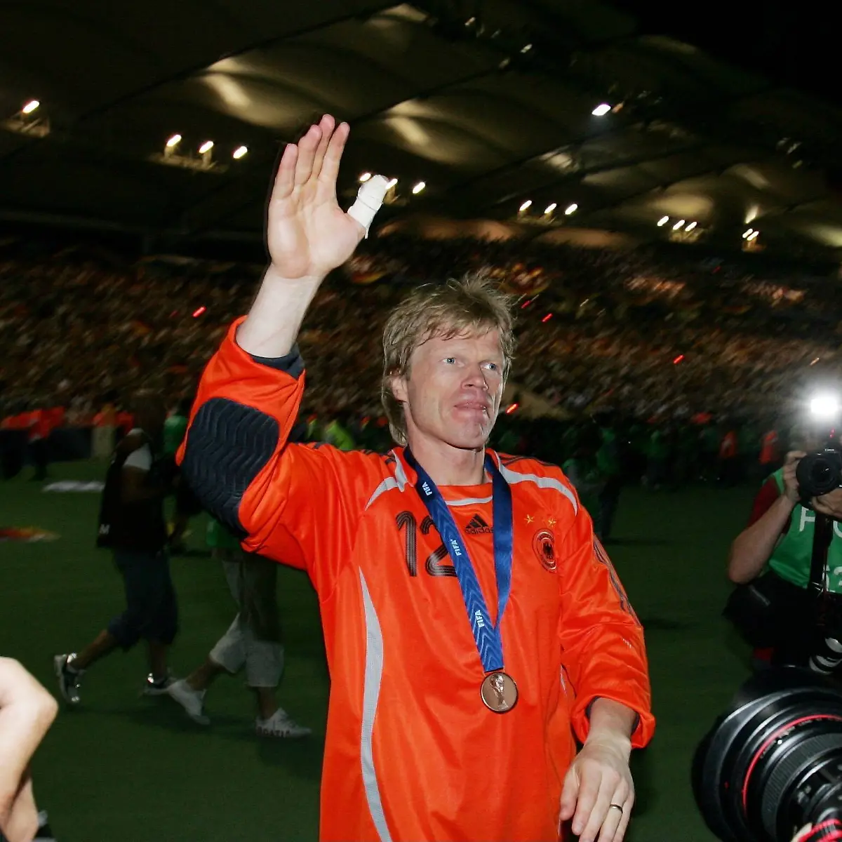 Oliver-Kahn-winkt-ein-letztes-Mal-im-Stadion-aufgenommen-beim-WM-Spiel-Deutschland-Portugal-am-08-07