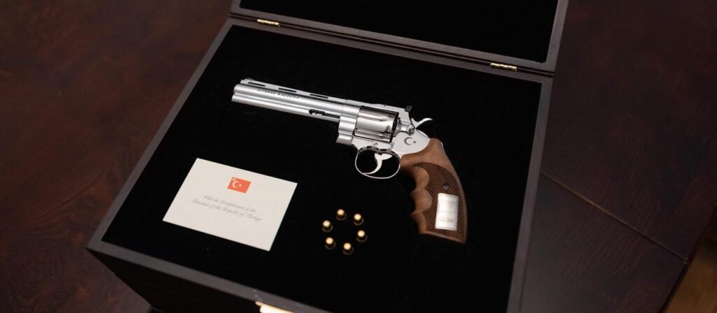 Revolver mit sechs Patronen: Erdoğans Geschenk irritiert Gäste des NATO-Gipfels