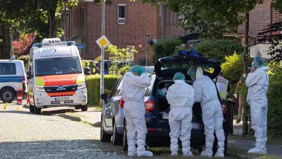 Spurensicherung in Stade. Hier sind tödliche Schüsse in einer Jugendeinrichtung gefallen. Sechs Menschen starben. | Ulrich Perrey/dpa Spurensicherung in Stade. Hier sind tödliche Schüsse in einer Jugendeinrichtung gefallen. Sechs Menschen starben.