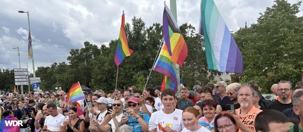 Zehntausende Teilnehmende bei der CSD-Parade in Köln