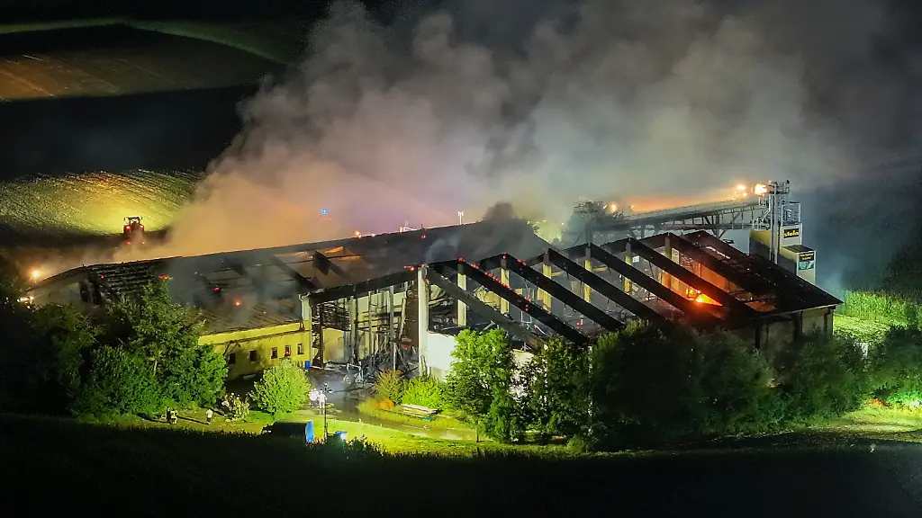 Feuerkatastrophe in Bayern: Über 1200 Schweine verbrennen in ihrem Stall
